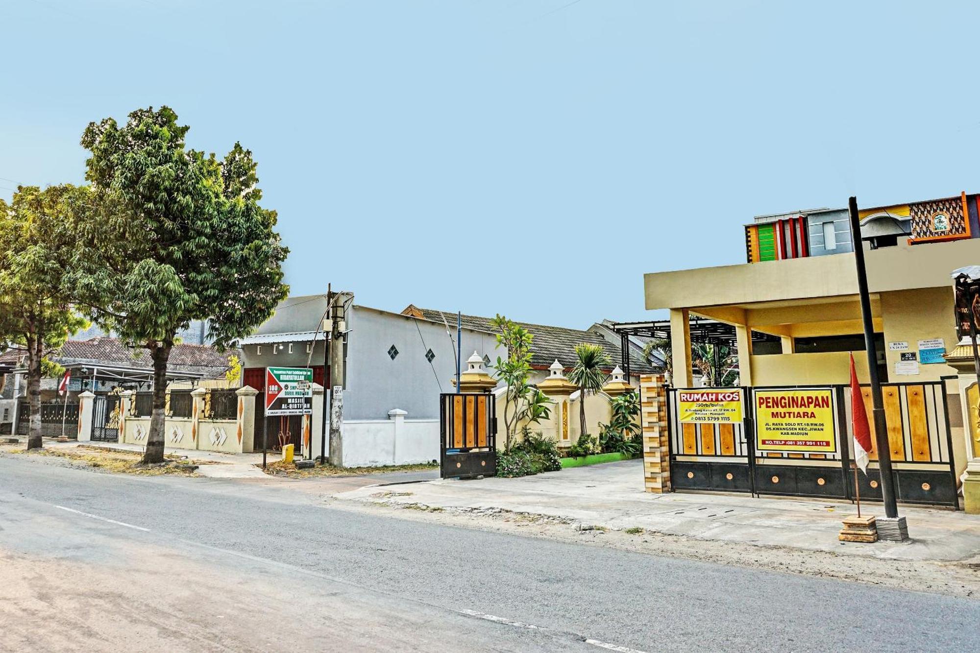 Oyo 91599 Penginapan Mutiara Madiun Exterior photo