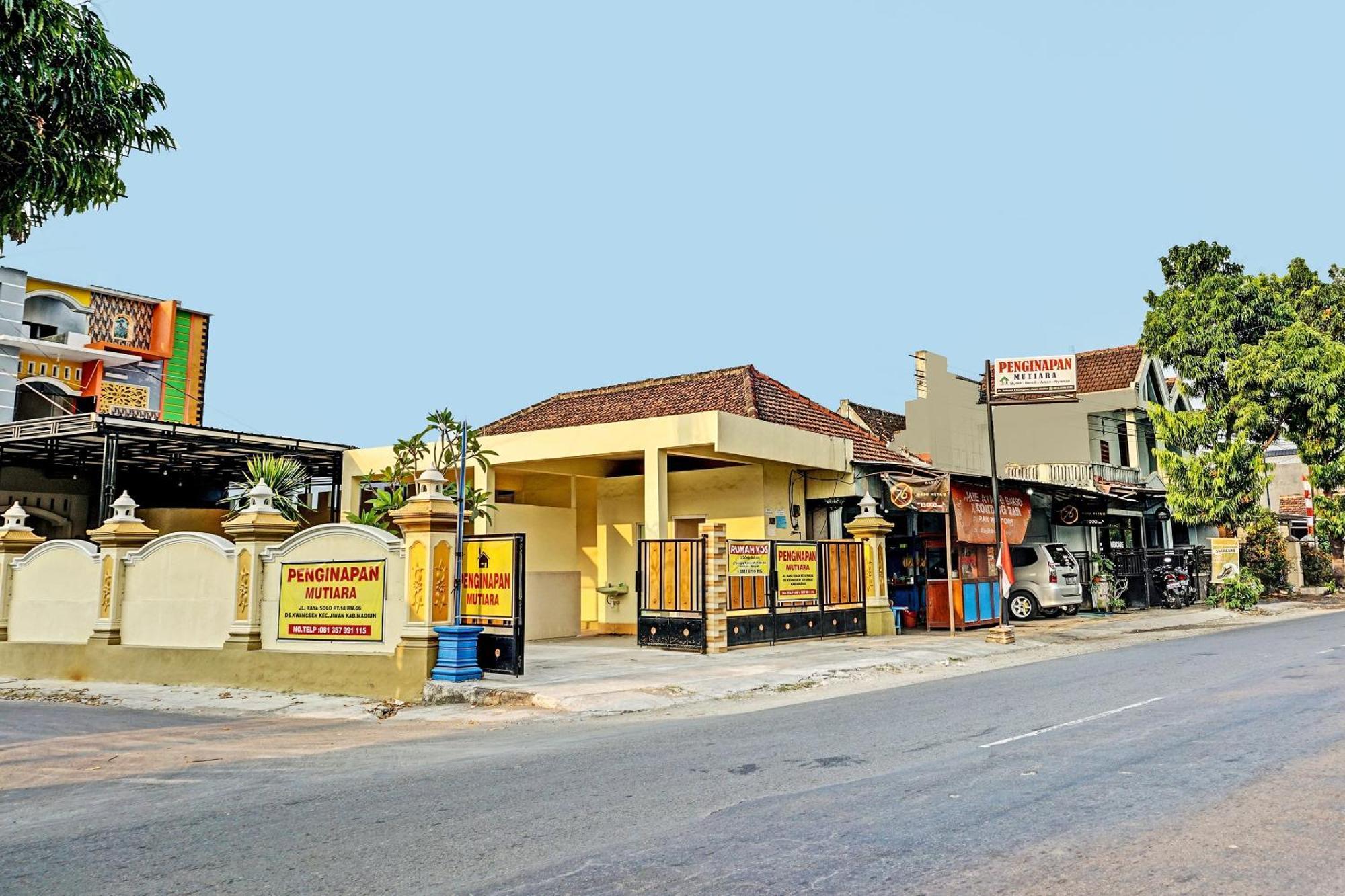 Oyo 91599 Penginapan Mutiara Madiun Exterior photo