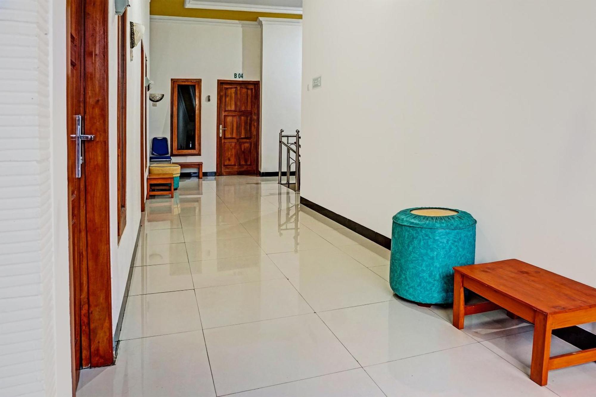 Oyo 91599 Penginapan Mutiara Madiun Exterior photo
